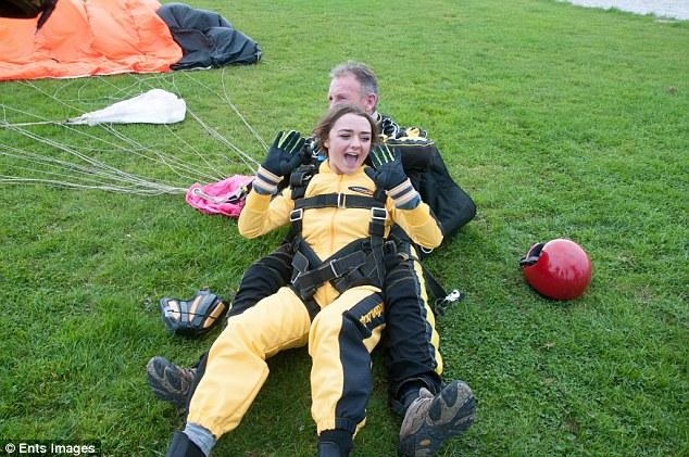 Η Άρια Σταρκ σε… ελεύθερη πτώση (Photos) - Media