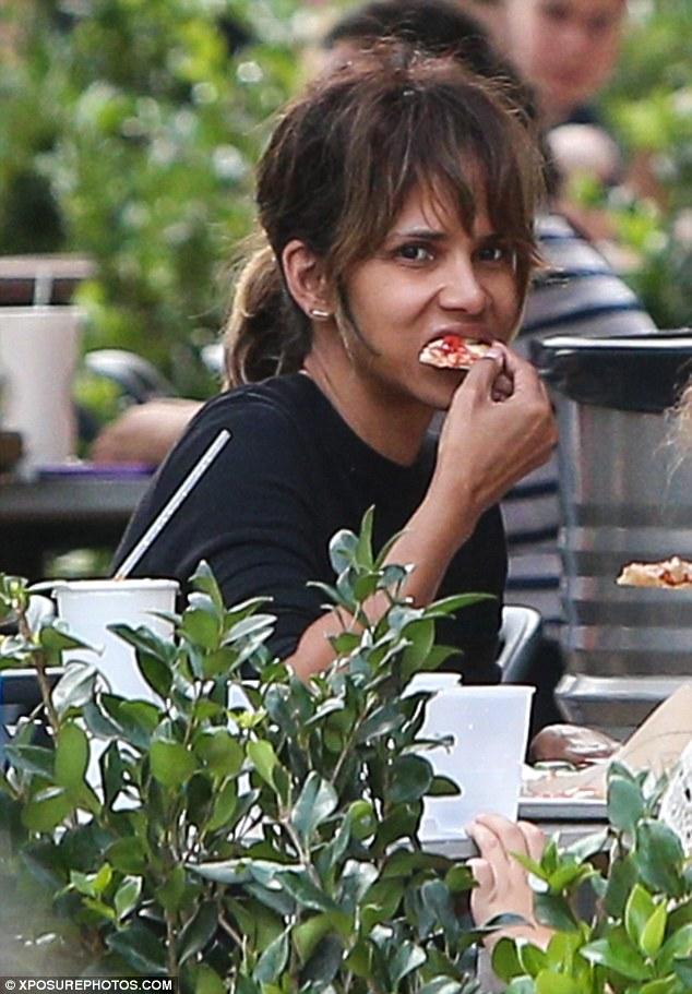 Η Χάλι Μπέρι όπως δεν την έχετε δει – Άβαφη, τρώει πίτσα και κουβαλάει ψώνια (Photos) - Media