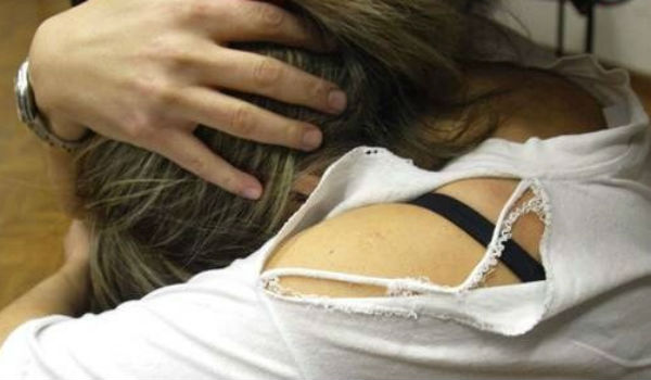 Τη βίαζαν απειλώντας την ότι θα δημοσιεύσουν προσωπικές της φωτογραφίες - Media