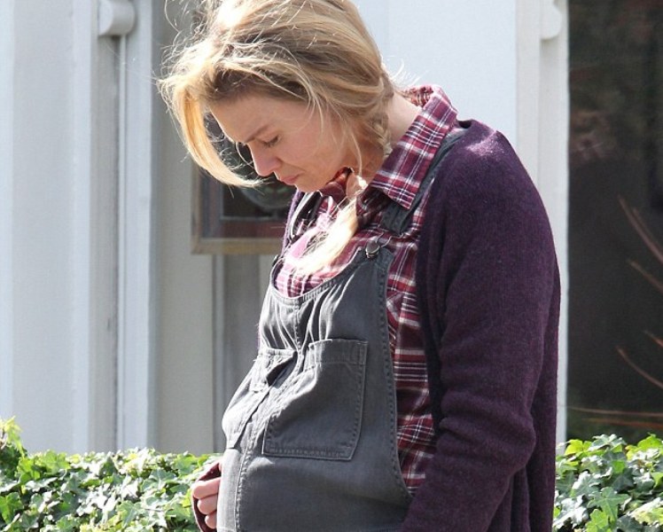 Πολύ … έγκυος η Ζελβέγκερ στα γυρίσματα της ταινίας «Το ημερολόγιο της Μπρίτζετ Τζόουνς» (Photos) - Media