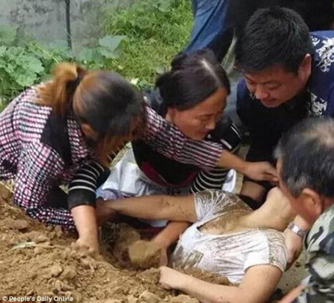 Την έθαψε ζωντανή γιατί διαφώνησαν για την ιδιοκτησία ενός… μονοπατιού! (Photos) - Media