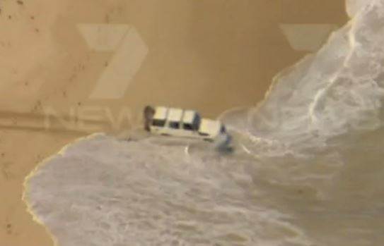 Οδήγησε το αυτοκίνητό του στον ωκεανό για να γλυτώσει από τους αστυνομικούς που τον καταδίωκαν (Video) - Media