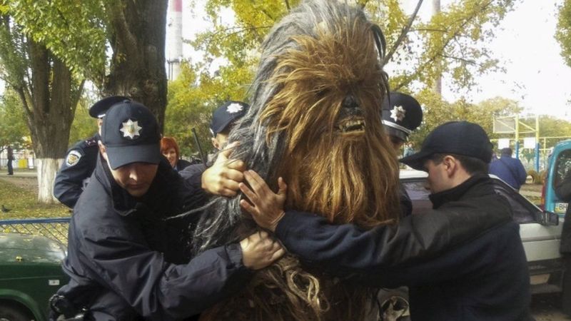 Του… Star Wars γίνεται στην Ουκρανία – Συνελήφθη ο Τσουμπάκα για αντίσταση κατά της αρχής (Video) - Media