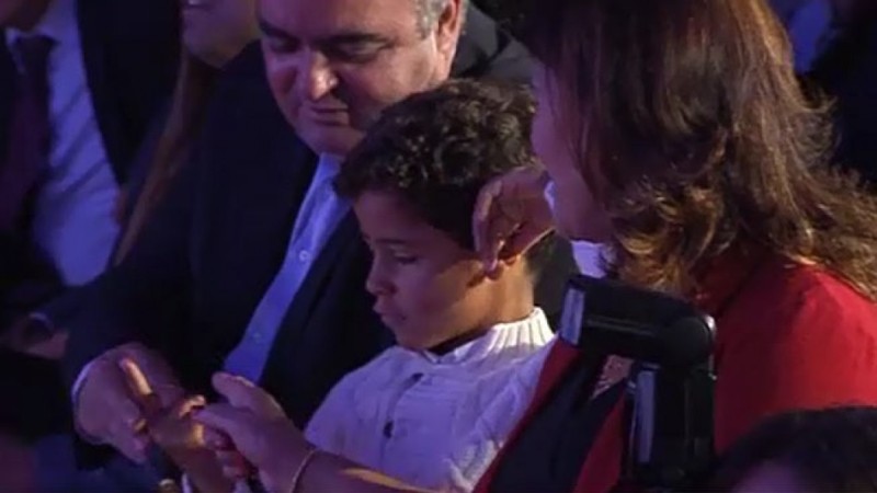 Το... μεσαίο δάχτυλο έδειξε στον Κριστιάνο Ρονάλντο ο γιος του! (Video) - Media