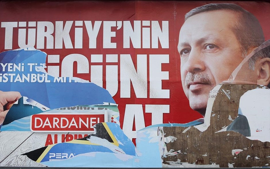 Ανήλικοι έσκισαν αφίσα του Ερντογάν και κινδυνεύουν με 4 χρόνια φυλακή! - Media