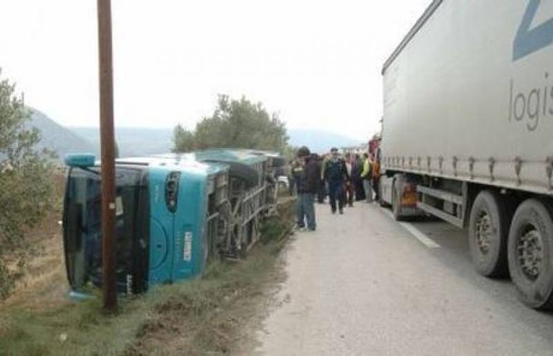 Πιερία: Τροχαίο ατύχημα με λεωφορείο που μετέφερε Σύρους πρόσφυγες - Media