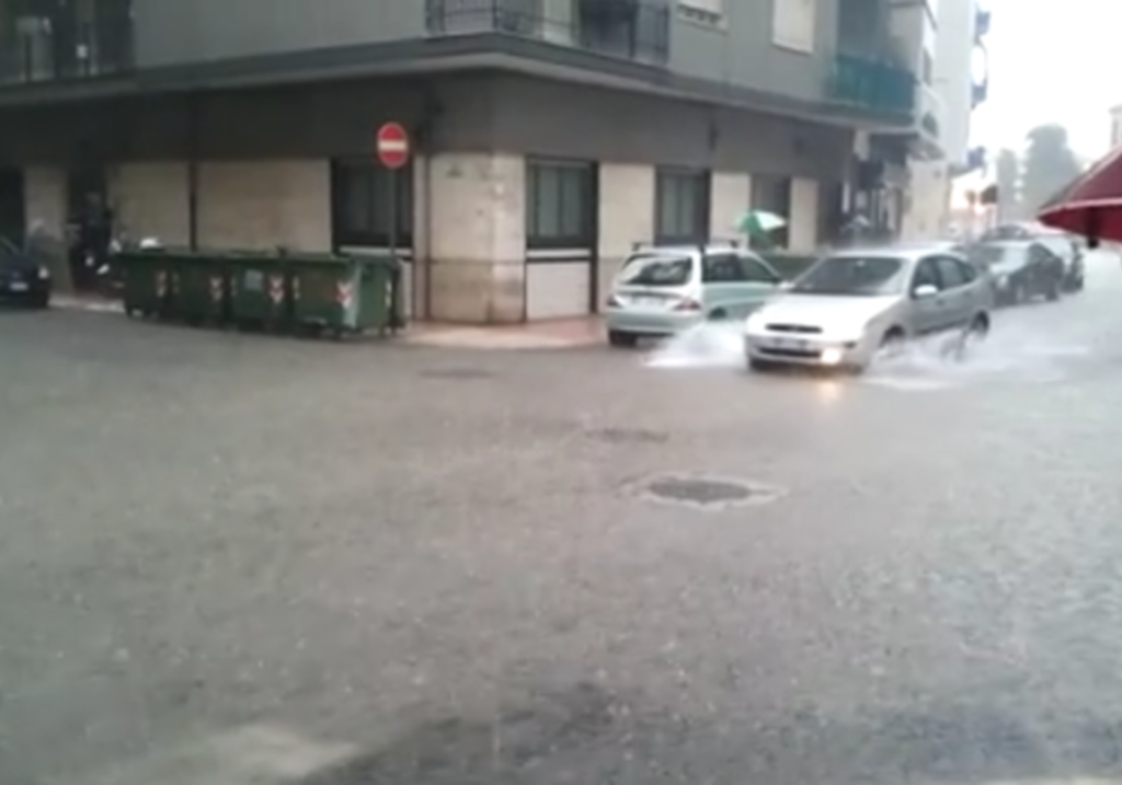 «Πνίγηκε» η νοτιοανατολική Ιταλία – Ένας νεκρός έξω από τη Νάπολη - Media