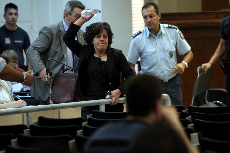 Δίκη Χρυσής Αυγής: Μπουκάλι στον Ρουπακιά πέταξε η Μάγδα Φύσσα – «Για να με θυμάσαι», του ειπε - Media