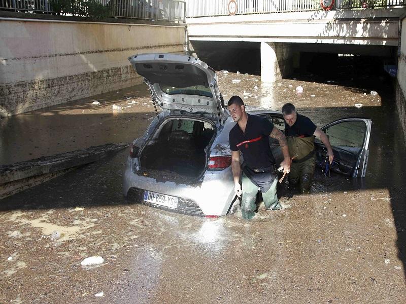 16 νεκροί και 5 αγνοούμενοι από τις πλημμύρες στην Κυανή Ακτή (Photos) - Media