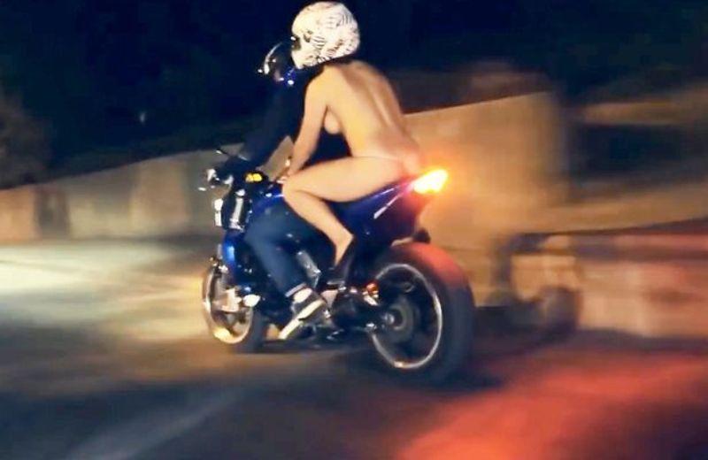 Καλλίγραμμη γυναίκα ανέβηκε σε μηχανή φορώντας μόνο ένα μικροσκοπικό στρινγκ - Προκάλεσε εγκεφαλικά στο δρόμο (Video)  - Media