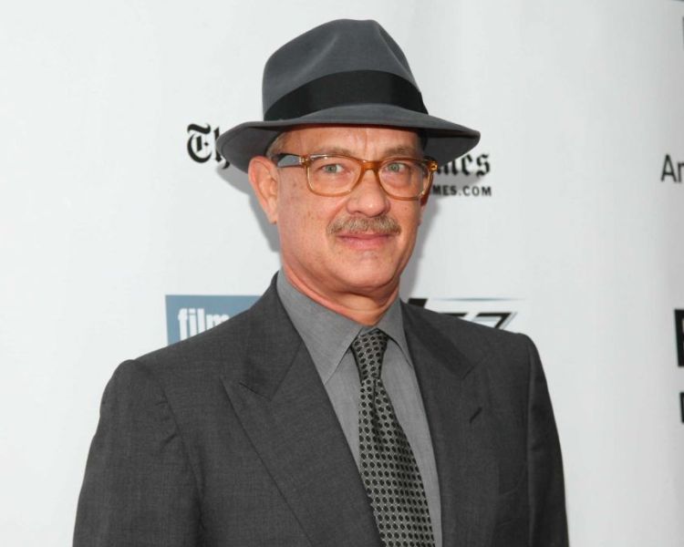 Ο Τομ Χανκς αναζητά μέσω του twitter μια όμορφη φοιτήτρια (Photos) - Media