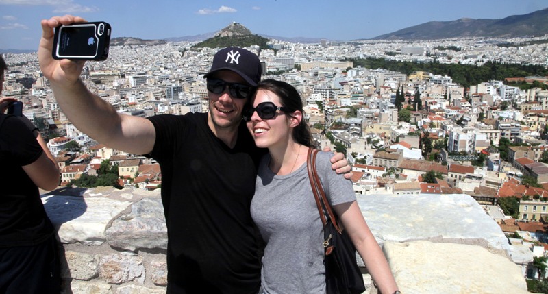 Στην Ελλάδα των capital controls: Αυξήθηκαν οι πωλήσεις αυτοκινήτων-Χιλιάδες οι προπαραγγελίες iPhone 6s! - Media