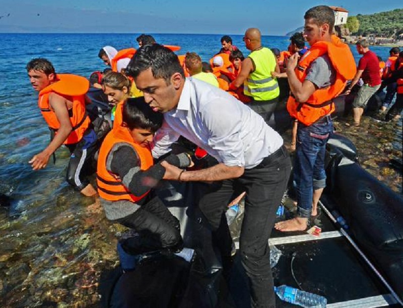 Σκωτσέζος υπουργός βοηθά πρόσφυγες στη Λέσβο: Οι εικόνες θα με «καταδιώκουν»  - Media