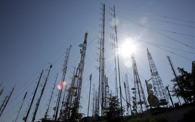 Φουντώνει στη Βουλή η αντιπαράθεση για τις τηλεοπτικές άδειες - «Μετωπική» Βενιζέλου - Παππά - Media