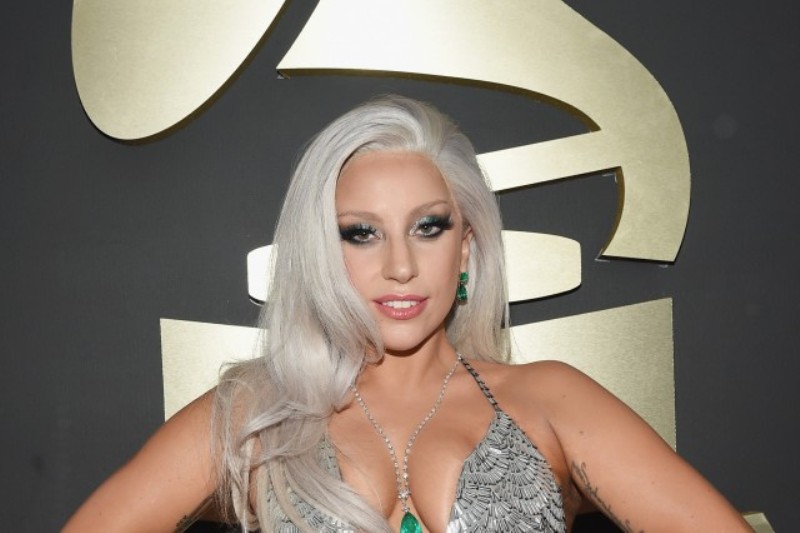 Τα… πέταξε όλα η Lady Gaga και κυλίστηκε γυμνή στο αίμα (Photos) - Media