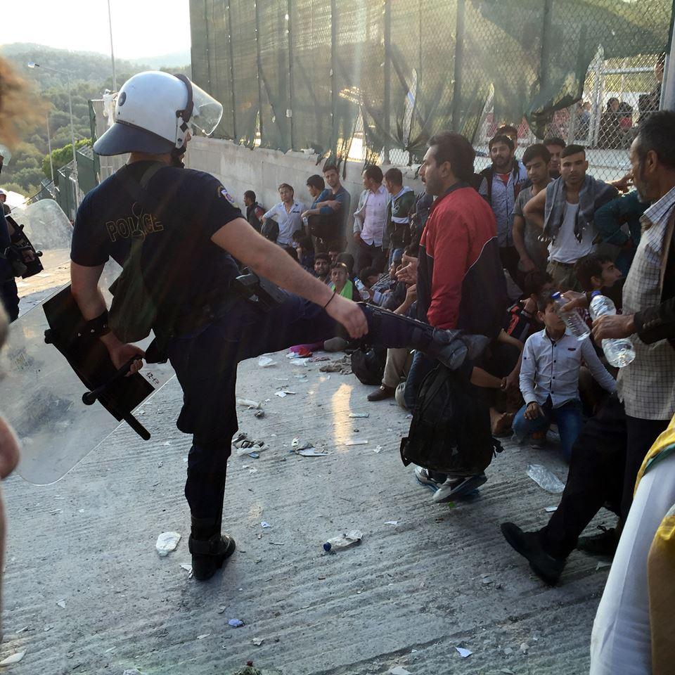 Εικόνες ντροπής στη Λέσβο: Αστυνομικός κλωτσάει πρόσφυγες (Photos) - Media