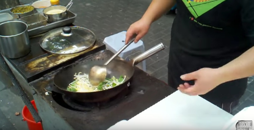Δείτε εντυπωσιακά κόλπα των μαγείρων του δρόμου (Video) - Media