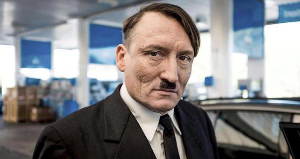 Υποδύεται τον Χίτλερ, ντύνεται σαν αυτόν και… γνωρίζει θερμή υποδοχή στη Γερμανία! (Photos) - Media