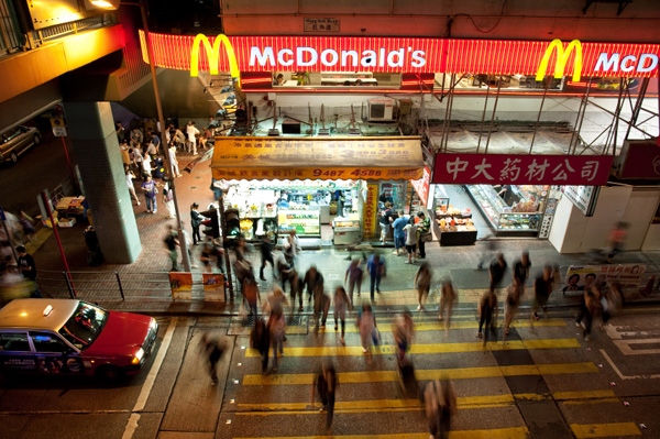Άστεγη βρέθηκε νεκρή σε McDonald’s μετά από 24 ώρες - Εκατοντάδες πελάτες είχαν κάτσει δίπλα της - Media