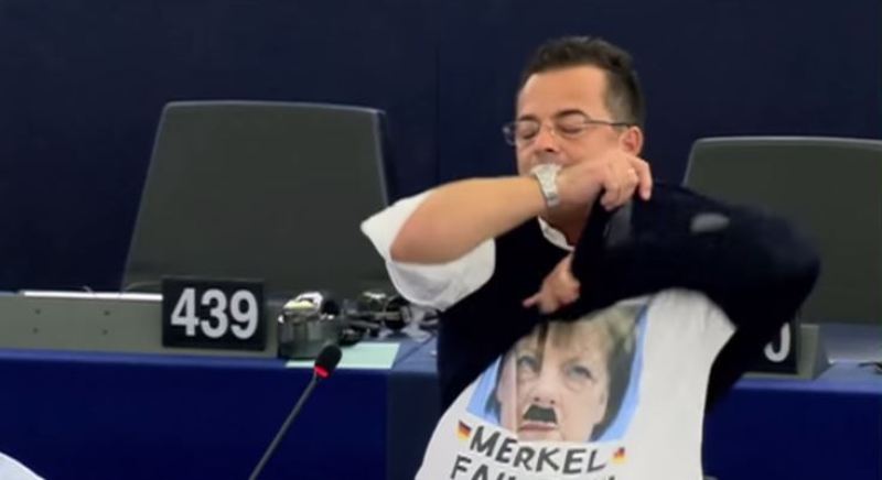 Ιταλός ευρωβουλευτής φορά μπλουζάκι με την Μέρκελ και χιτλερικό μουστάκι! (Video) - Media