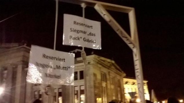 Έστησαν γκιλοτίνα για τη Μέρκελ στη Δρέσδη! (Photos) - Media