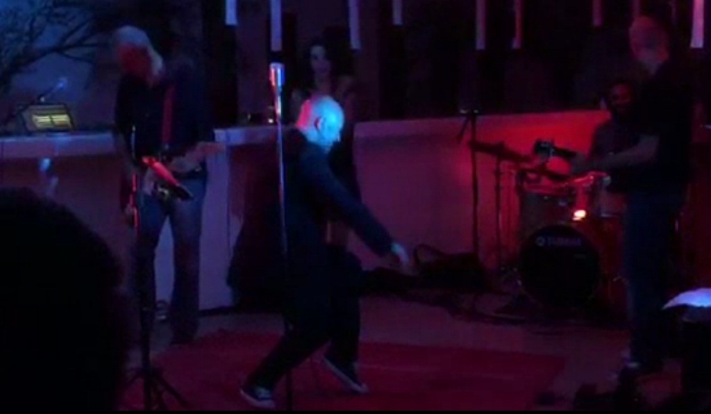 Ο Κωνσταντίνος Μπογδάνος τραγουδάει τον «Μπάμπη τον φλου» και «Roadhouse Blues» (Video) - Media