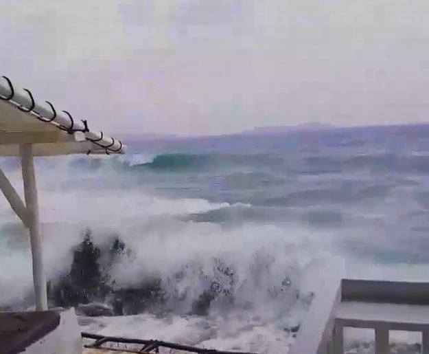 Τα κύματα «εξαφάνισαν» την μικρή Βενετία στην Μύκονο (Video) - Media