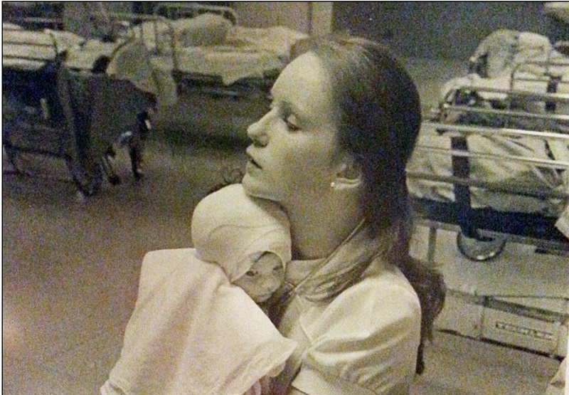 Η συγκλονιστική ιστορία της νοσοκόμας που περιέθαλψε ένα μωρό με εγκαύματα και 38 χρόνια μετά, συναντήθηκαν (Video & Photos)  - Media