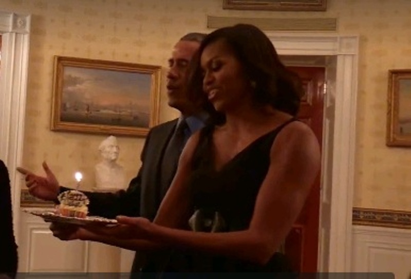 Δείτε σε ποιον τραγούδησε ο Ομπάμα το «Happy Birthday» (Video) - Media