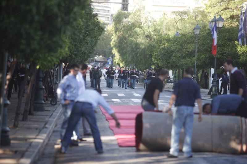 Ξετυλίγοντας το κόκκινο χαλί για τον Ολάντ: Καρέ-καρέ οι προετοιμασίες για την υποδοχή του Γάλλου προέδρου (Photos) - Media
