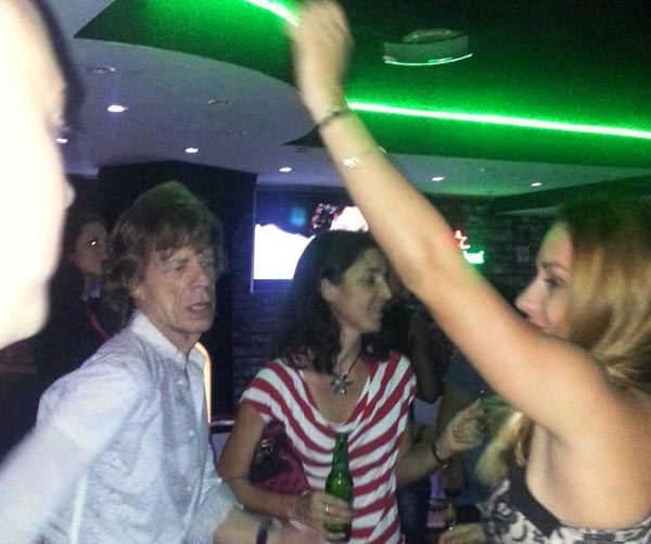 Ο Mick Jagger, πίνει και χορεύει σε κλαμπ της Κούβας με ένα γκρουπ γυναικών γύρω του (Photos) - Media