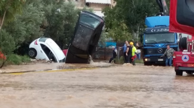 Νεκρός στο Μενίδι - Χείμαρρος παρέσυρε το αυτοκίνητό του - Media