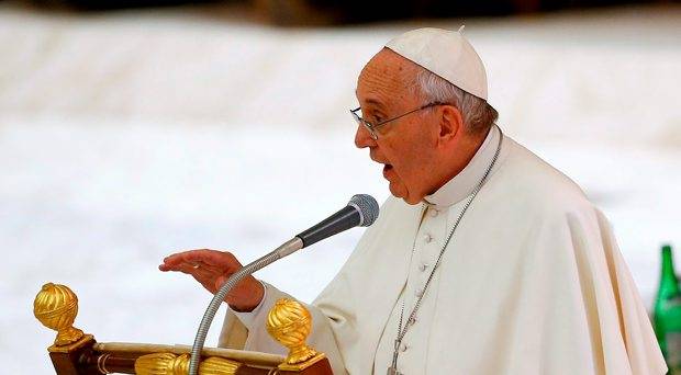 Σάλος με δημοσίευμα που ισχυρίζεται ότι ο Πάπας έχει όγκο στον εγκέφαλο – Διαψεύδει το Βατικανό - Media