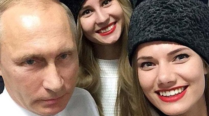 Οι selfies του Πούτιν με δύο Ρωσίδες καλλονές (Photos) - Media