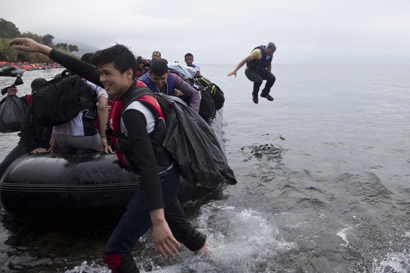 Εξαθλιωμένοι εγκλωβισμένοι πρόσφυγες ψάχνουν τρόπο «διαφυγής» από τη Λέσβο - Media