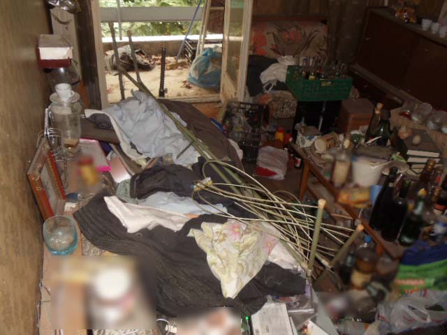 Τον συνέλαβαν γιατί είχε μετατρέψει το σπίτι του σε χωματερή – «Στοίβαζε» 5 τόνους απορρίμματα - Media