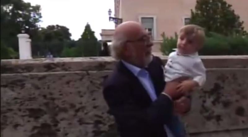 Συγκινητική έκπληξη σε βουλευτή του ΣΥΡΙΖΑ (Video) - Media