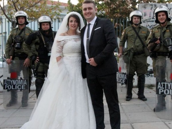 Νιόπαντροι φωτογραφήθηκαν στο… γήπεδο της Τούμπας (Photos) - Media