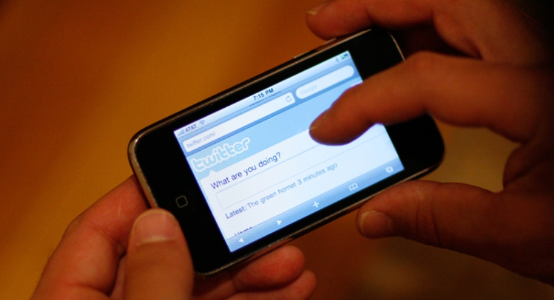 Τα«τιτιβίσματα» στο Twitter από κινητό είναι εγωκεντρικά - Media