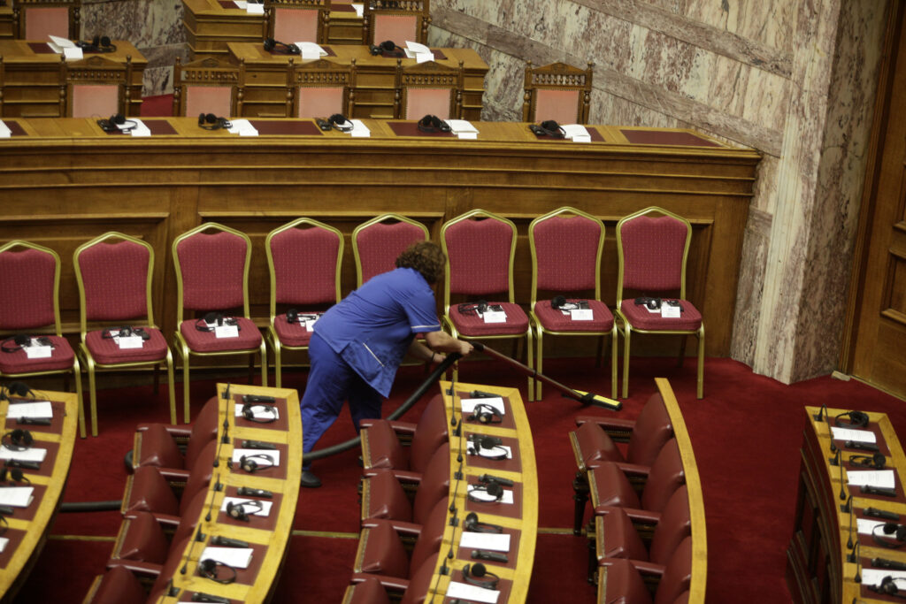 Επιχείρηση «άσπρος σίφουνας» στη Βουλή για την ομιλία Ολάντ (Photos) - Media