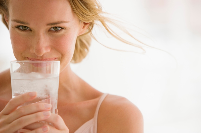 Γιατί πρέπει να πίνετε ένα ποτήρι χλιαρό νερό κάθε πρωί - Media
