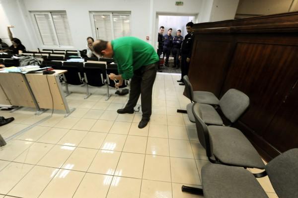 Διακόπηκε η δίκη της Χρυσής Αυγής επειδή… πλημμύρισε η αίθουσα! (Photos) - Media