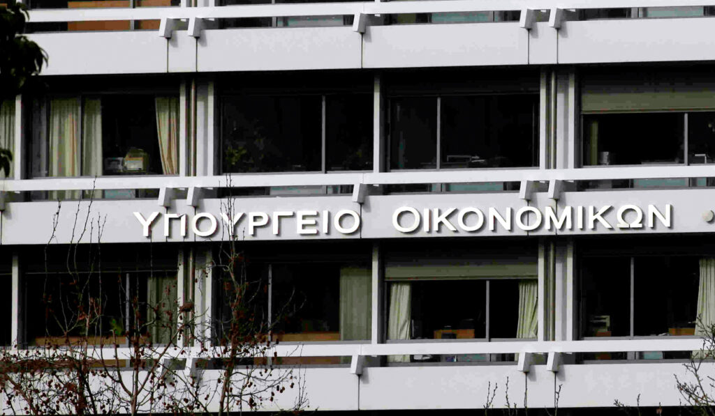 Συνδικαλιστές της ΠΟΕ-ΔΟΥ κατέλαβαν το υπουργείο Οικονομικών  - Media