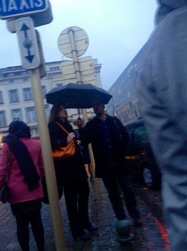 H Ζωή Κωνσταντοπούλου στις βροχερές Βρυξέλλες – Της κρατάνε την ομπρέλα (Photo) - Media