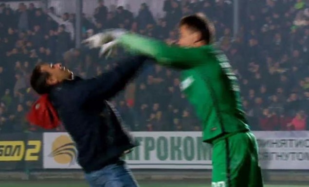 Οπαδός επιτέθηκε σε τερματοφύλακα κι εκείνος τον... περιποιήθηκε (Video) - Media