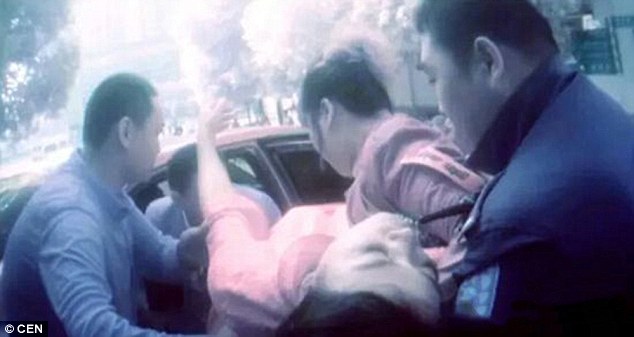 Πέταξαν τη νύφη στον αέρα και δεν την έπιασαν – Έπεσε με το κεφάλι και βρίσκεται σε κώμα (Video) - Media