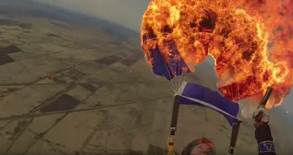 Είναι σίγουρα παλαβή – Βάζει φωτιά στο αλεξίπτωτό της (Video) - Media