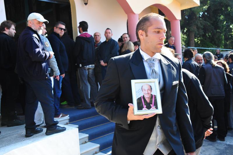 Το «τελευταίο αντίο» στον Κώστα Τσάκωνα (Photos) - Media
