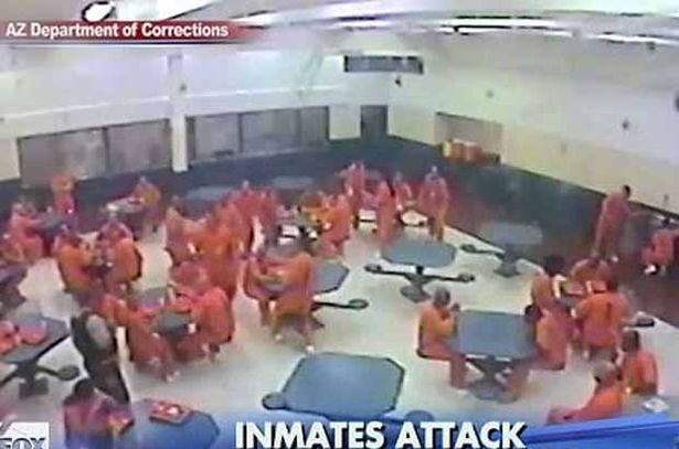 30 κρατούμενοι ξυλοκοπούν άγρια φρουρούς σε φυλακή των ΗΠΑ (Video) - Media