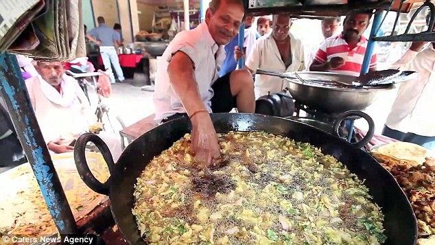 Μάγειρας στην Ινδία βάζει τα χέρια του σε καυτό λάδι 200 βαθμών  και δεν παθαίνει εγκαύματα (Video) - Media